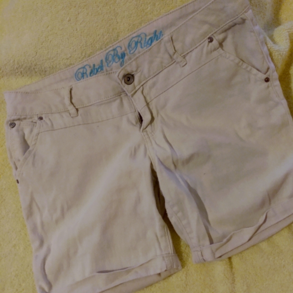 Cream colored jean shorts the size 9